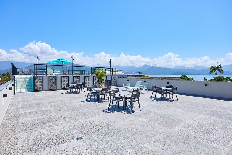 Deluxe 1-Bedroom Apartment Near the Sea