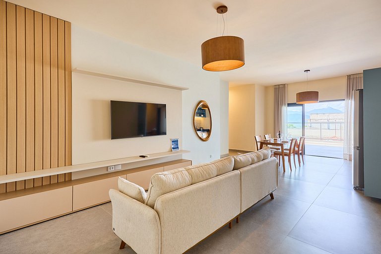 Deluxe 2-Bedroom Apartment Near the Sea